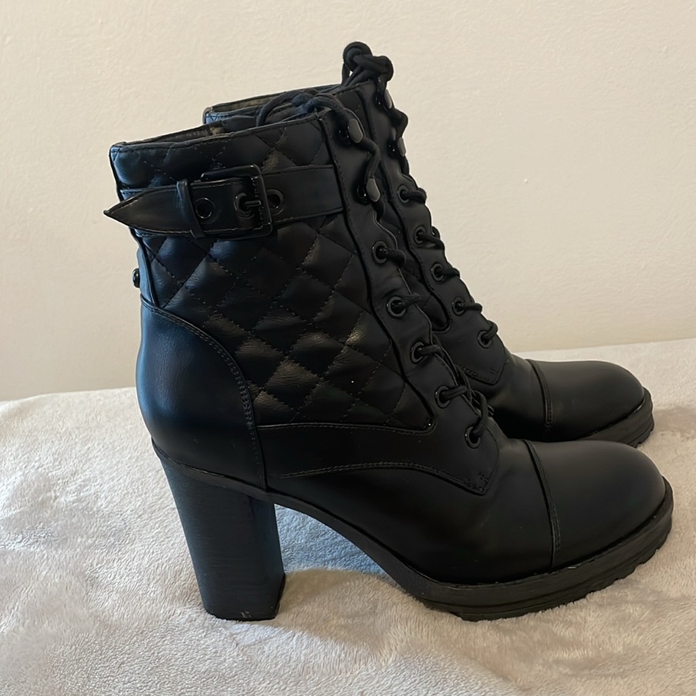 Guess gg Gift women’s shoe boot. Size 9 Color Black.